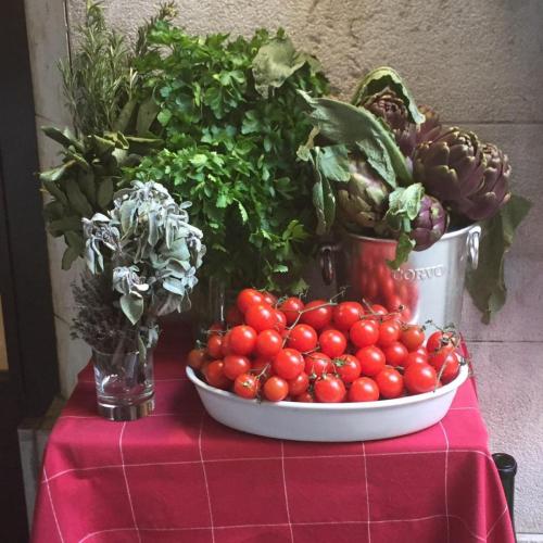 2 Giardini morning market: tomatoes and herbs