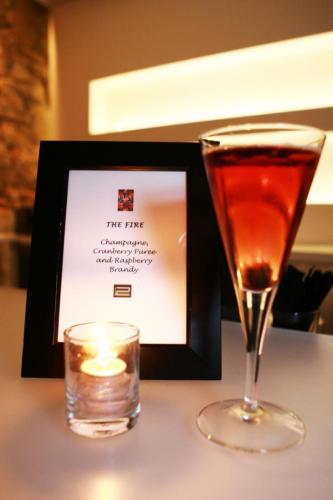 “The Fire”, a special dessert drink, was prepared for the party: champagne, cranberry puree and raspberry brandy. And a dash of Tabasco provided by Nora!